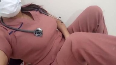 Wanita tua pembersih yang kotor melakukan pornografi buatan sendiri di tempat kerjanya, dia | pornstar
