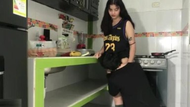 Aku sendirian di rumah dengan saudara tiriku yang bermain dengan penisnya dan meniduriku | superstar