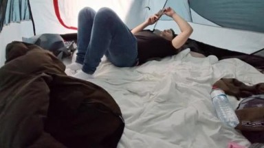 Wanita adat yang tersesat dirayu oleh seorang pekemah di tenda di hutan | superstar
