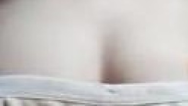 wanita ini membuka bra nya pelan pelan | indo