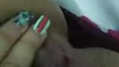 gadis salon ini memakai kuku yang sangat cantik