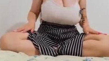 Cewek seksi berdada besar bikin video pas lagi sendirian | bokep