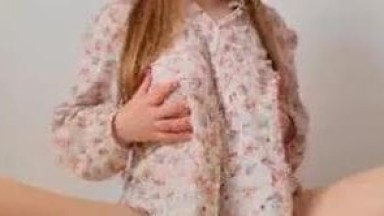 Cewek cantik berdada besar dengan gaun seksi | bokep