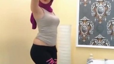 Gadis Muslim Menari dengan Hijab ~ bokep indo terbaru