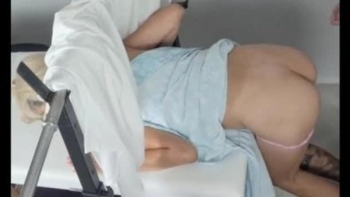 Ibu tiri membawa anak tirinya ke dokter kandungan yang nakal