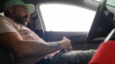 Aku menghentikan mobilku di jalan