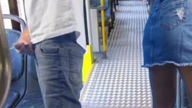 Siswa muda diraba-raba di dalam bus
