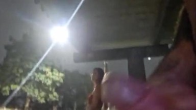 untuk gadis berambut merah seksi di halte bus
