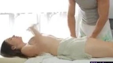 selesai mengoleskan nenen nya aku masukin kontol