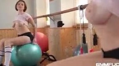 Rambut merah gemuk anal di gym
