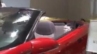 wanita ini tergoda dengan mobil mewah