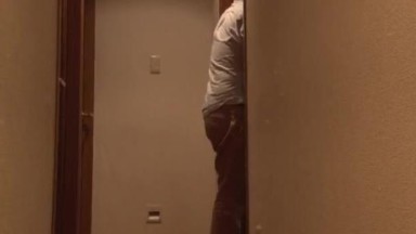 bapak tirinya mengintip anak lagi ngelipat pakaian