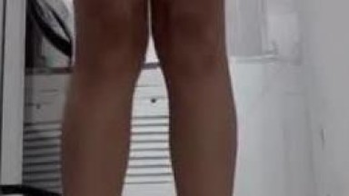 wanita ini colmek di kamar mandi dengan bebas sesuka nya