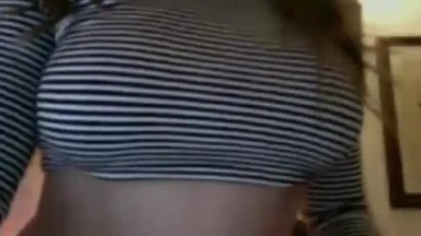 Model webcam yang memamerkan payudara