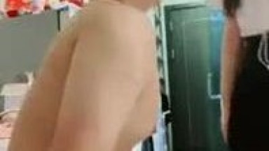 wanita ini menendang kontol pria ini | china